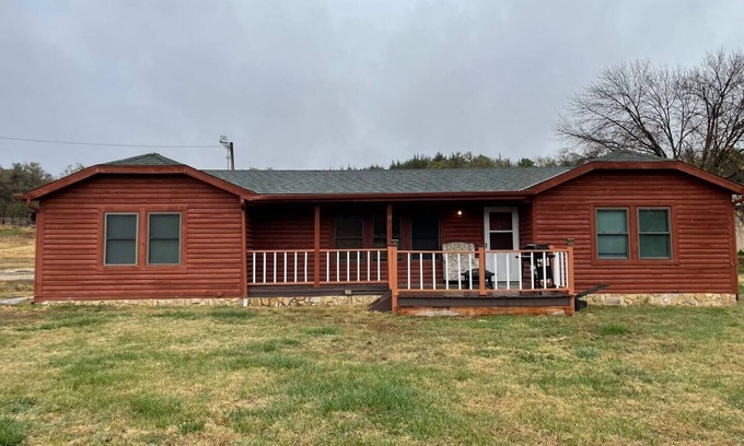 Council Bluffs Cabina | Welcome to Paradise Ranch – Your Peaceful Escape Near Council Bluffs