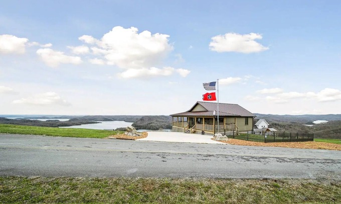 Hilham Casa | Welcome to Paradise @ The Pointe where the views are absolutely breathtaking.