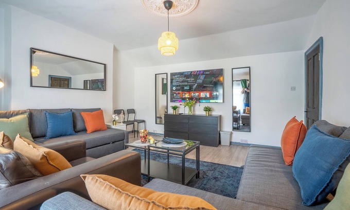 Shepherd's Bush Apartamento | Welcome to Plotseeker’s Spacious 2BR Maisonette | 2 Baths | Huge Lounge