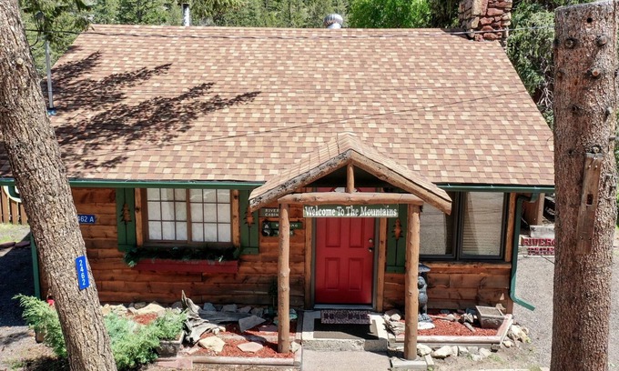 Drake Cabina | Welcome to riverfront paradise at Annie's Mountain Retreat!