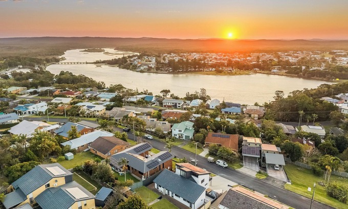 South Evans Head Casa | Welcome To Riverview Holiday Villa! Home Overlooking the Beautiful Evans River.