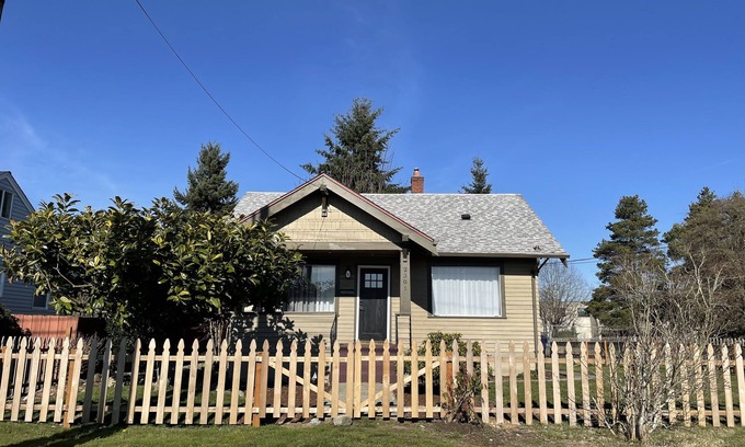 Central Tacoma Casa | Welcome to S 25th St.! 2 BR 1 BA + Bonus Space