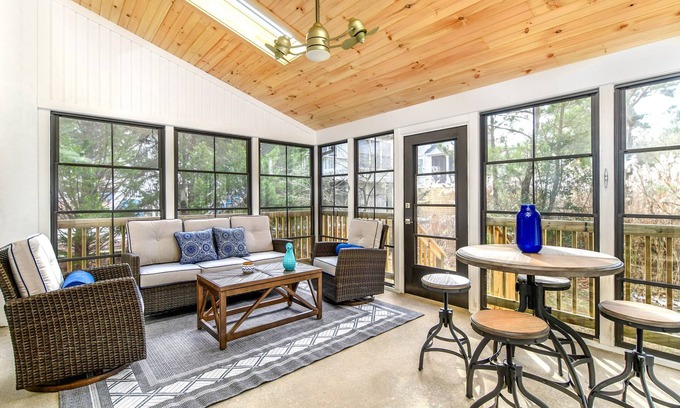 Bethany Beach Condominio | Caminar, andar en bicicleta, o traslado a la playa! Adosado recién actualizado con piscina y tenis