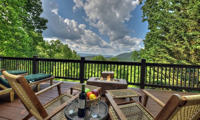 Walnut Mountain Cabina | Welcome to Starlight Mountain: Pet-friendly haven boasting stunning mountain views, hot tub, fire-table, pool table, and reliable WiFi