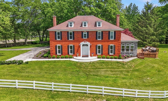 Frankfort Casa | Welcome to Stillmeadow Farm, a grand Georgian-style home nestled on 135 acres in Frankfort, KY