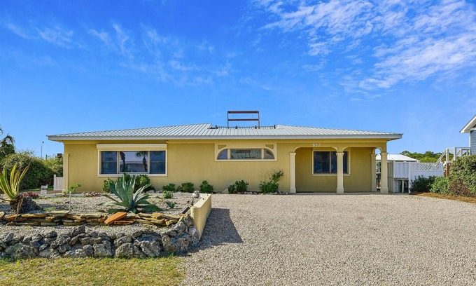 St. George Island Casa | Welcome to Sunset Sails & Wagging Tails!