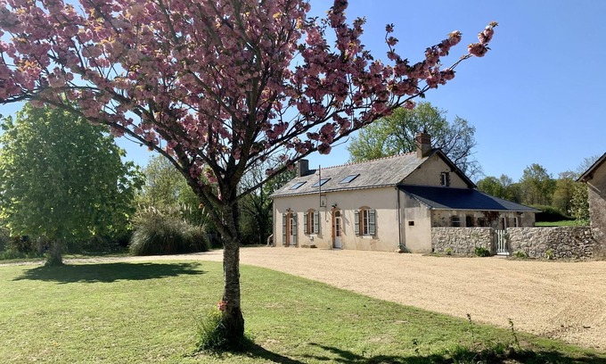 Becon-les-Granits Otro | Welcome to the Farm
