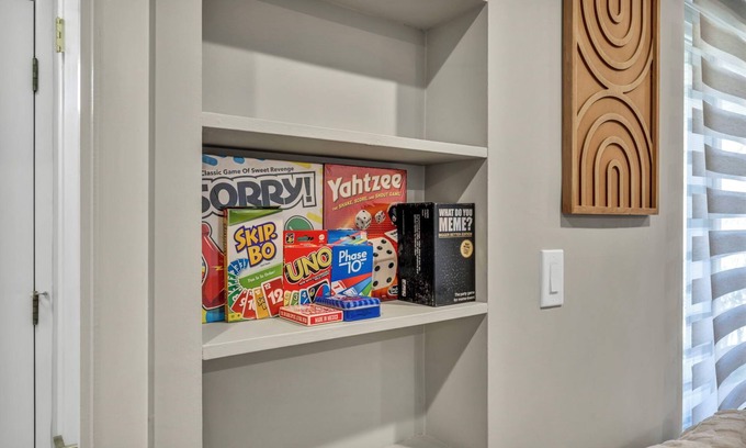 Richmond Heights Casa | Welcome to the Buckeye Bungalow, sleeps 8 with A/C, Wifi and games in Euclid