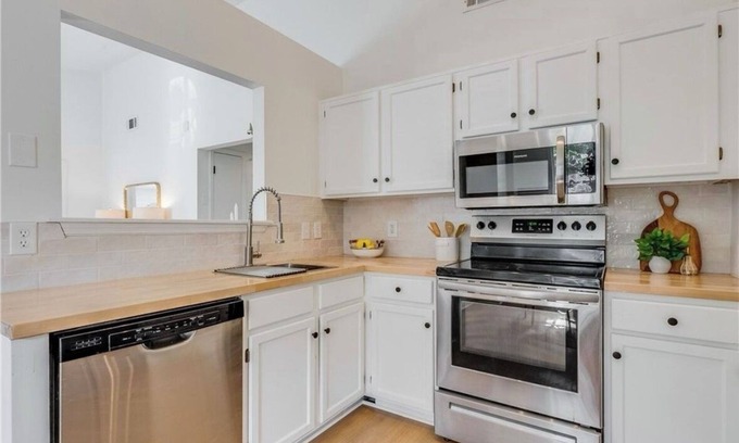 Savannah Casa | Welcome to the Butterfly Bungalow located in charming Isle of Hope, Savannah, GA