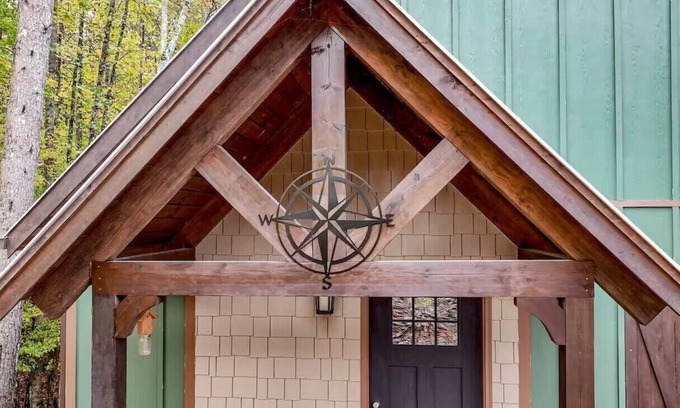 Tellico Plains Cabina | Welcome to the Compass Lodge! Sit back and relax in this calm, stylish space.