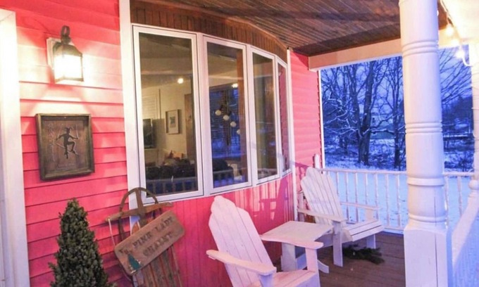 Ellicottville Chalet De Esquí | Welcome to the EVL Pink Snow Palace!