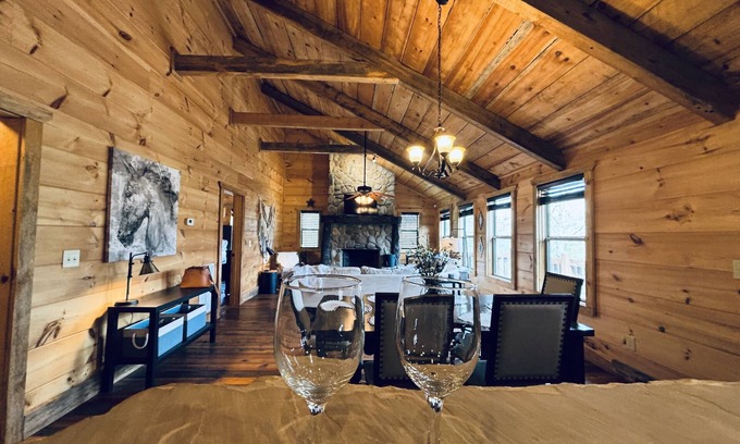 Murphy Cabina | Welcome to The Fox Den! Rustic decor and close to town!
