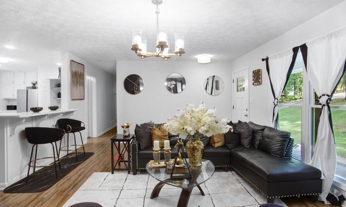 Stockbridge Casa | Welcome to the Good Life - with heated hot tub & Wifi and rental cars services