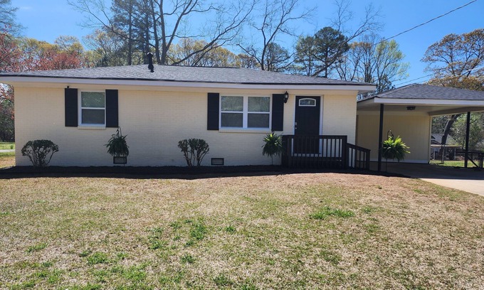 Covington Casa | Welcome to the Hollywood of the South! 2 miles from Covington Square.