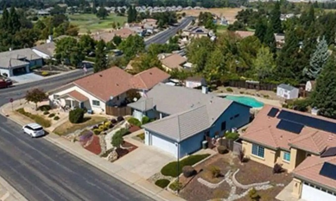 Ione Casa | Welcome to the Large House