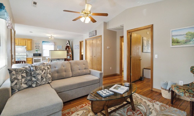 Sloans Valley Cabina | Welcome to “The Love Shack” – Your Perfect Charming Getaway!