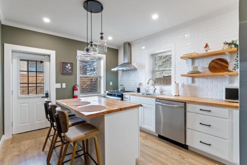 North Philadelphia West Apartamento | Welcome to The Lux Collective a Spacious 5-Bedroom House close to Stadiums, Universities, Center City & more!