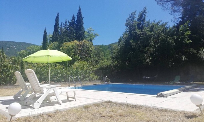 Nyons Casa | Bienvenido a la piscina privada Olivade con amplio jardín.
