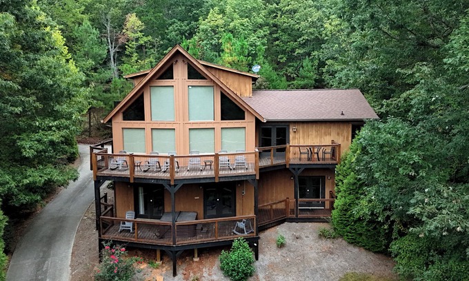 Clarkesville Cabina | Welcome to the Red Star Lodge near Helen, Georgia, a friends and family retreat!