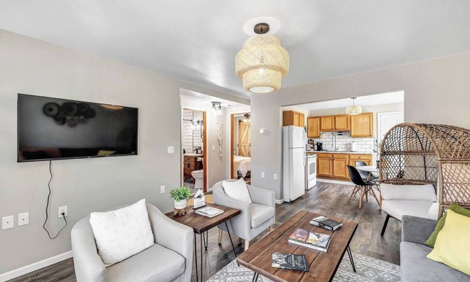Algoma Apartamento | Welcome to The Steele Magnolia!! Completely renovated 2 bed/1ba plus bonus pull out futon couch