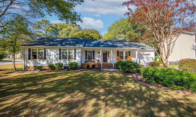 Simpsonville Casa | Welcome to The Taylor House; Simpsonville gem that offers more than just a stay.