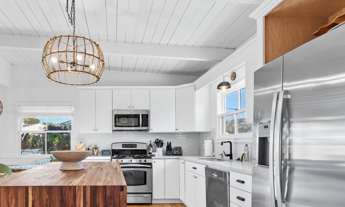 Aptos Casa | Welcome to the Tiki Tides in Aptos. Firepit. Hot Tub. Walking distance to Seacliff Beach.