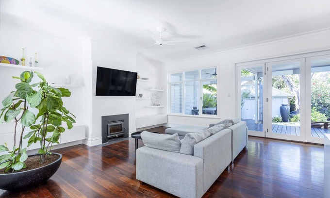 Subiaco Casa | Welcome to this classic Federation home with high end features. Free WIFI