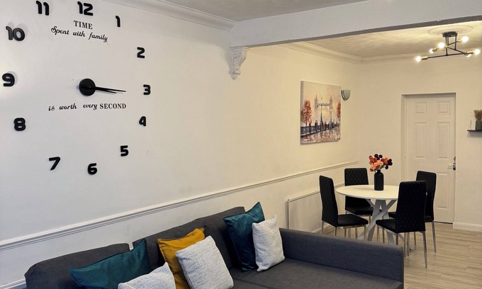 Valence Casa | Welcome to this newly renovated cozy & charming home in Dagenham, East London