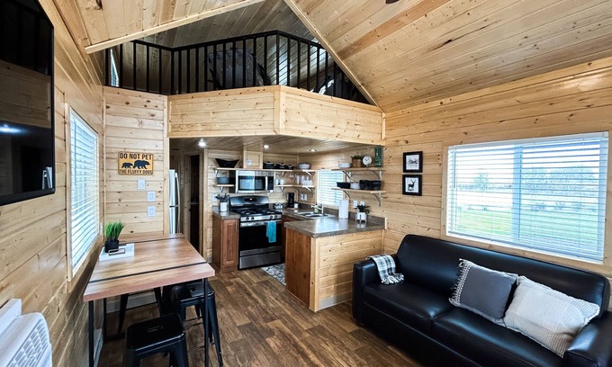 Rexburg Cabina | Welcome to Tiny Home Luxury! Fully Stocked - Sleeps 8