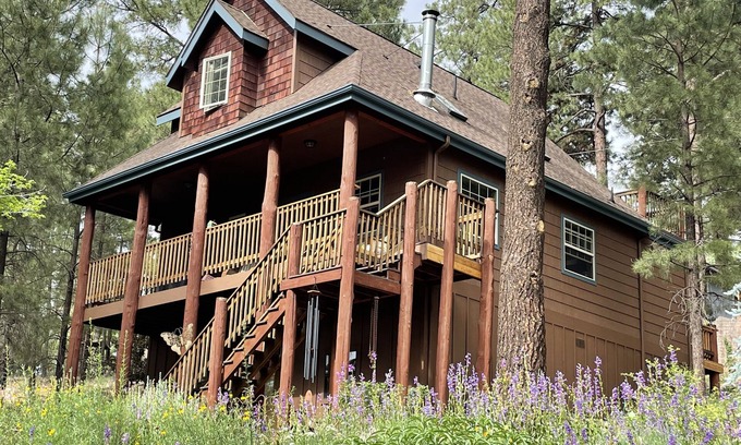 Mountainaire Cabina | Welcome to Treehouse Cabin in the Pines. The forest is calling, adventure awaits