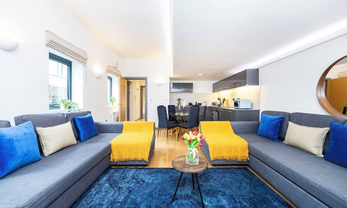 West Kensington Apartamento | Welcome to your comfortable and convenient London retreat at Plotseeker’s 2 Bed 2 Bath Deluxe Flat in Kensington!