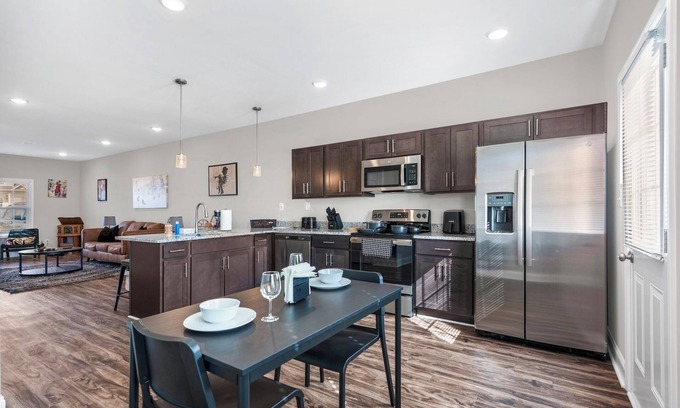 Clarksville Casa | Touch of Jazz-Workspace-300Mbps Wi-Fi-Sleep 6