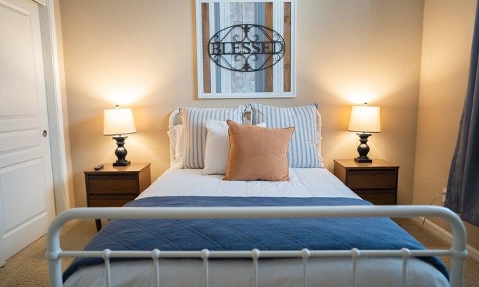 Visalia Casa | Welcome to your spacious home away from home!