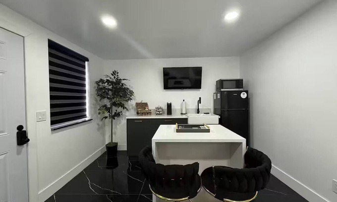 Terrace Park Apartamento | Welcome to your stylish and comfortable studio suite retreat!