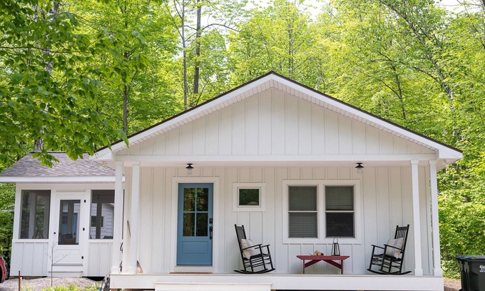 Baileys Harbor Casa | Welcome to your cozy home away from home Kookaburra Cottage at Kangaroo Lake!