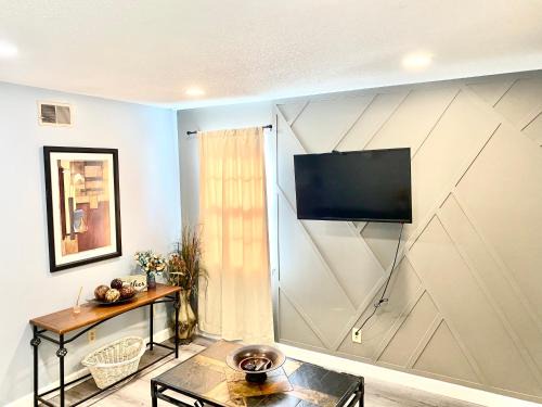 Berclair Casa | Welcome travel workers, King bed, 2br 1 ,5 ba, 4beds sleep 5, Valero, Blue oval