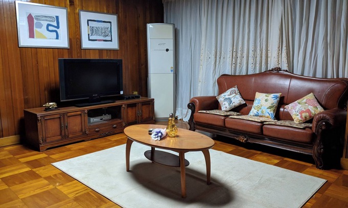 Gyeongju Casa | Welcoming Blue House in city center with garden, 4 rooms