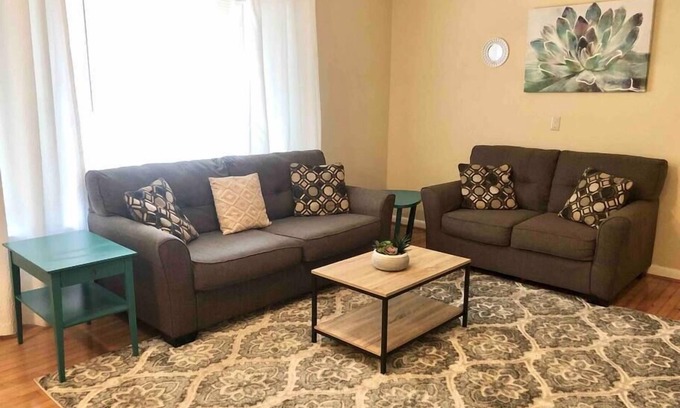 Cary Casa | ★Welcoming Cary Townhome★King Bed★Long Term Stays★