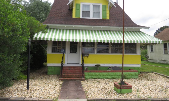 Crisfield Casa | Welcoming cottage, near public beach and fishing pier.