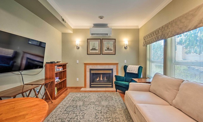 Edmonds Casa | Welcoming Edmonds Vacation Rental w/ Fireplace!