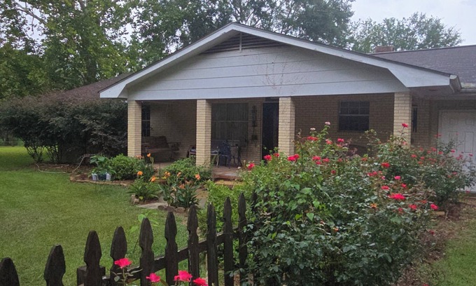 Hattiesburg Otro | Welcoming farmhouse with AC in charming Hattiesburg