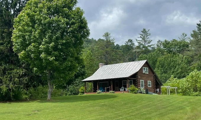 Tunbridge Cabina | Welcoming to this cozy 3-bedroom cabin on 100 acres, in Tunbridge