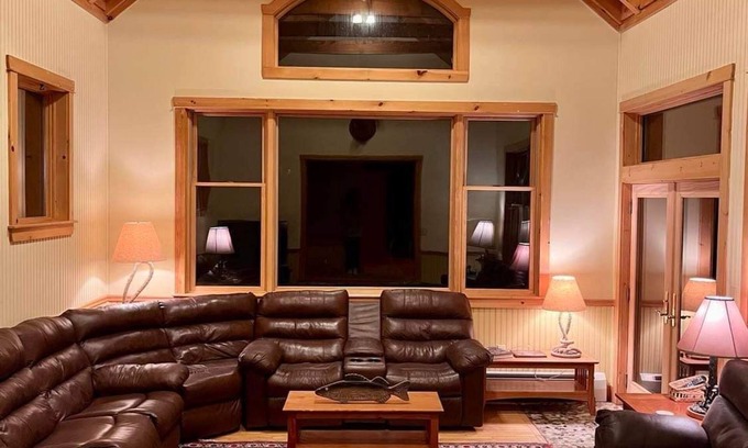 Caratunk Cabina | Well accommodated lakeside lodge with ITS trail access near West Forks, Maine.