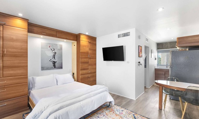 Roosevelt Condominio | Well appointed DTPH Studio w Pool and Parking
