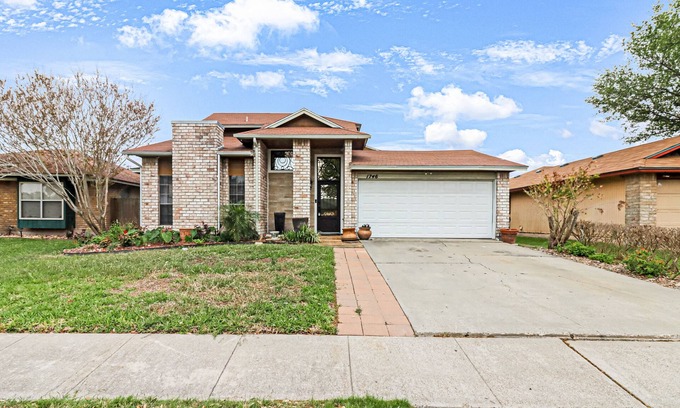 South Side Casa | Well-appointed home with a pool, children's items, fireplace, washer/dryer, & AC