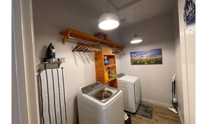 Glendale Casa | Well appointed home in Glendale with a Private Room with Exclusive Bathroom