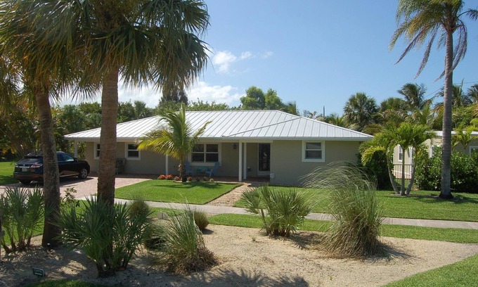 Hobe Sound Casa | Casa bien equipada con piscina de agua salada y casa de piscina separada y NUEVO VERDE PONENTE!