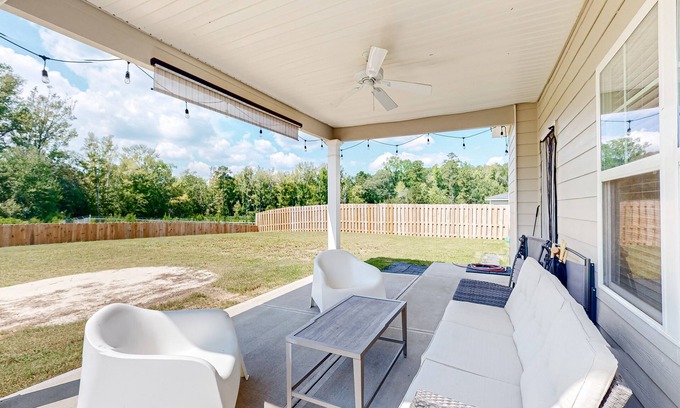 Harlem Casa | Well-appointed retreat with an expansive yard, foosball table, & soaking tub