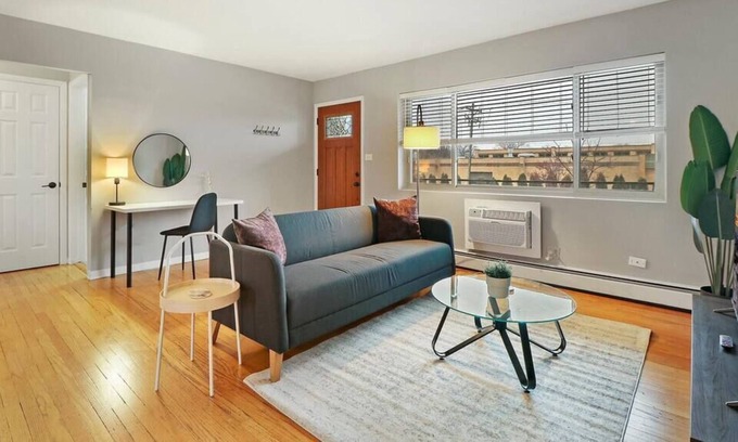 Arlington Heights Apartamento | Chic 1BR Apt: Spacious Living & Furnished Kitchen