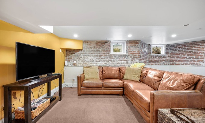 Whittier Casa | Well equipped 1-bedroom basement apartment/private entrance, AC, WiFi Denver